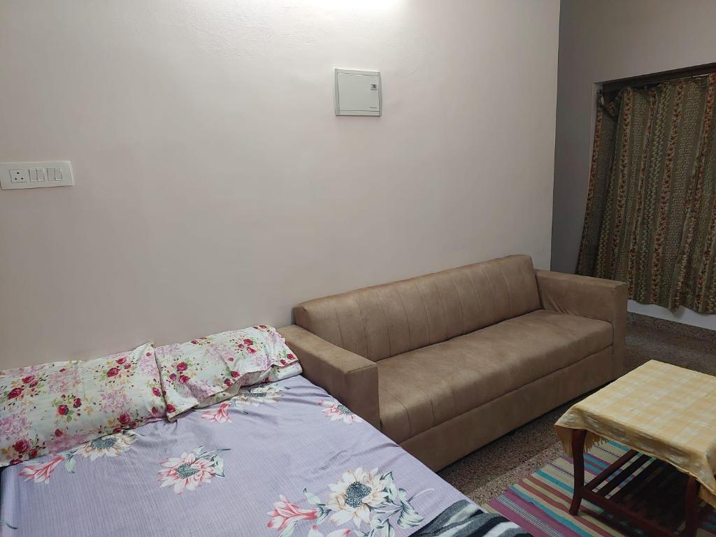 Posezení v ubytování AC Suite room with Open Verandah near temple