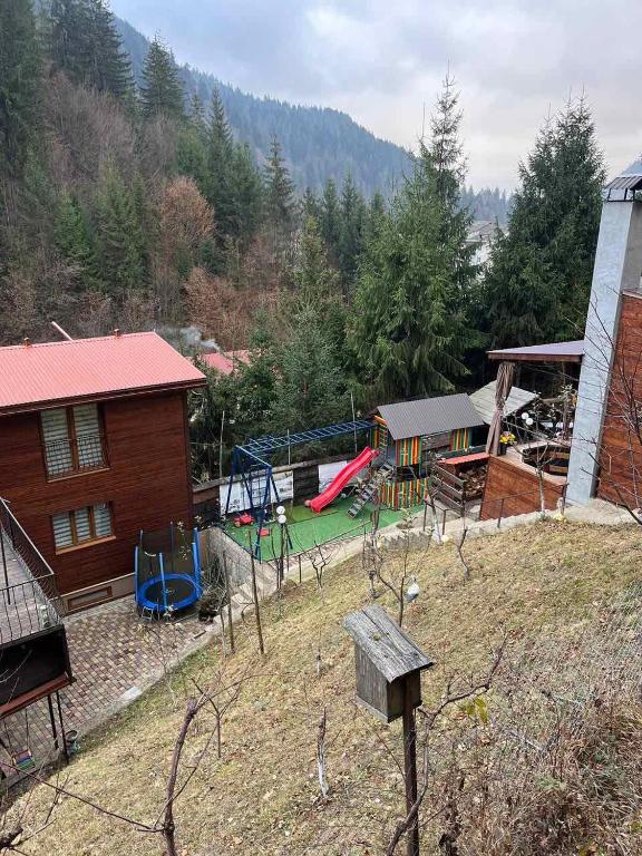 Nespecifikovaný výhled na hory nebo výhled na hory při pohledu z penzionu