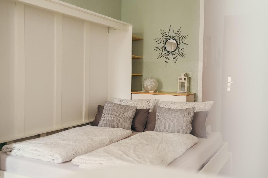 Hotel zentrale, gemütliche Wohnung in Dresden, a white couch in a room with a mirror at zentrale, gemütliche Wohnung in Dresden in Dresden