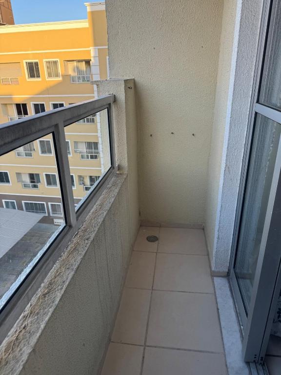 ein Balkon mit Blick auf ein Gebäude in der Unterkunft Encanto Parangaba in Fortaleza