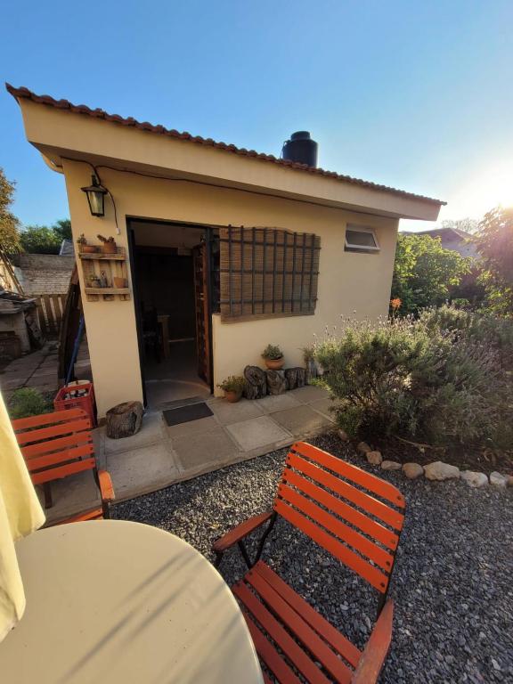 a table and chairs in front of a house at La casita del colibri in Córdoba