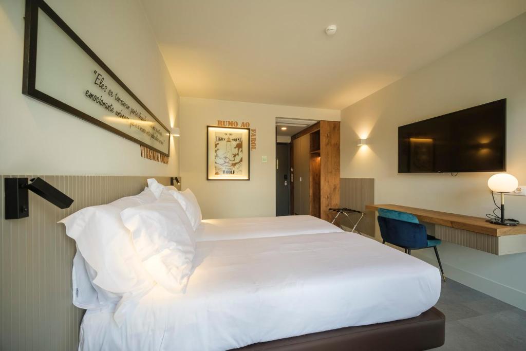 Postel nebo postele na pokoji v ubytování Azores Book Hotel