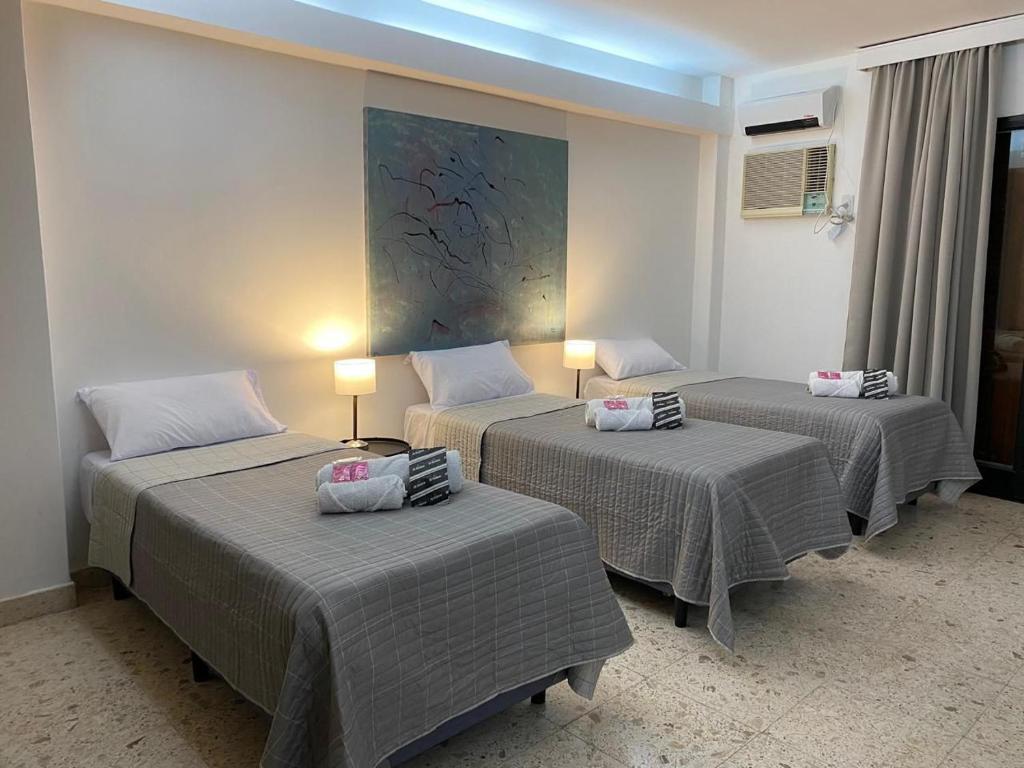 Sarmiento B1 في سان فرناندو ديل فالي دي كاتاماركا: سريرين في غرفة عليها مصباحين