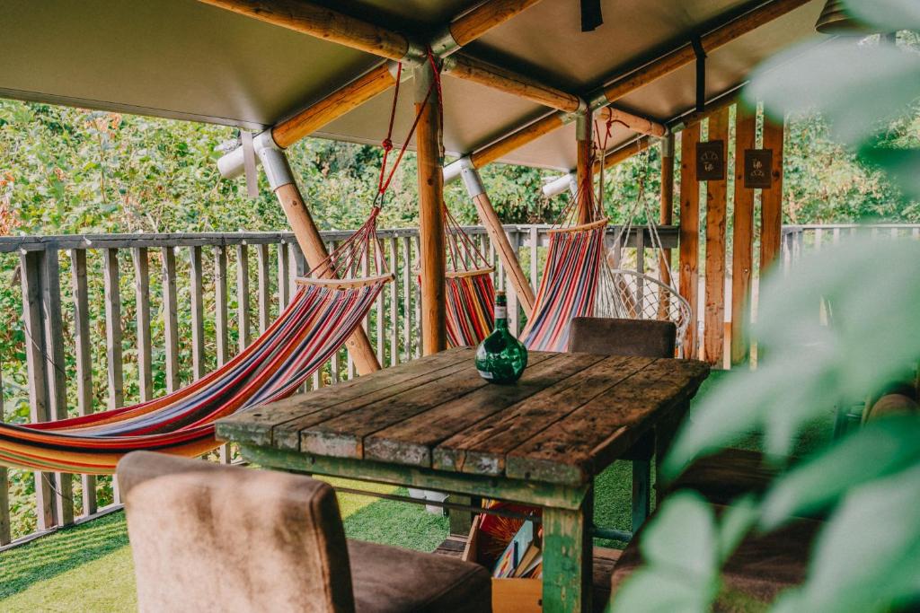 Balkón nebo terasa v ubytování Rendes Glamping