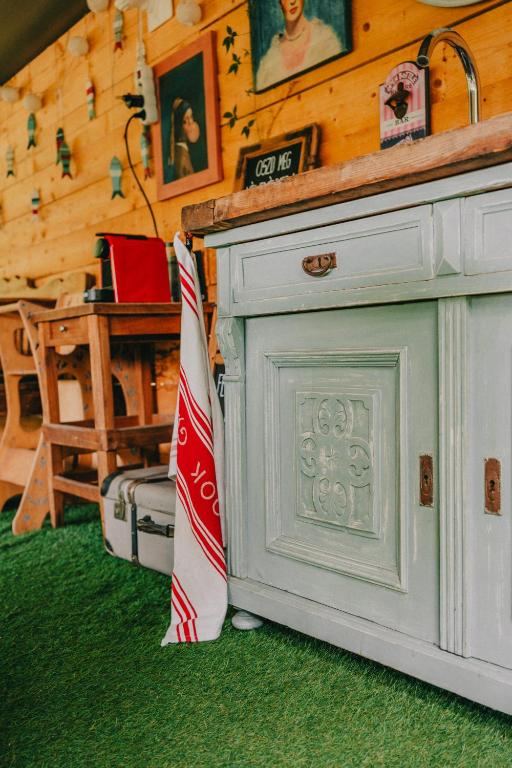 TV a/nebo společenská místnost v ubytování Rendes Glamping