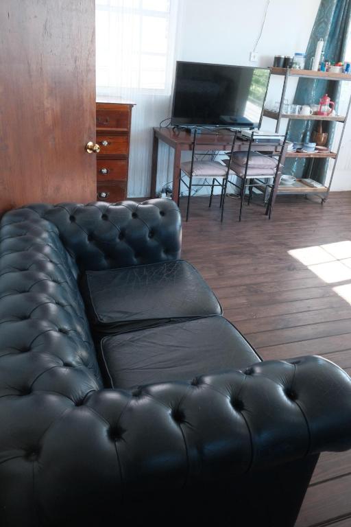 TV a/nebo společenská místnost v ubytování Victoria Green Living studio apt in Roseau