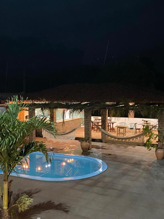 Glória do Goitáにあるchacara santa mariaの- リゾート内のスイミングプール(夜間)
