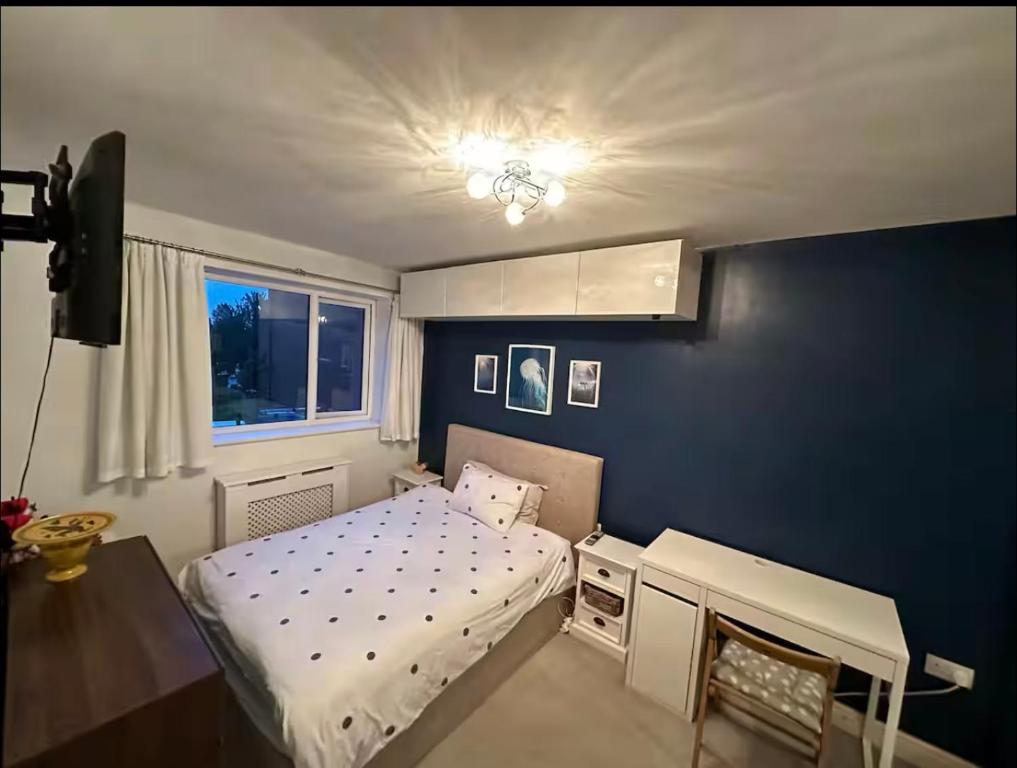 Ένα ή περισσότερα κρεβάτια σε δωμάτιο στο Room in London