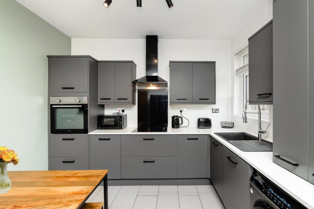 Kuchyň nebo kuchyňský kout v ubytování 3 Bedroom House-Free Parking