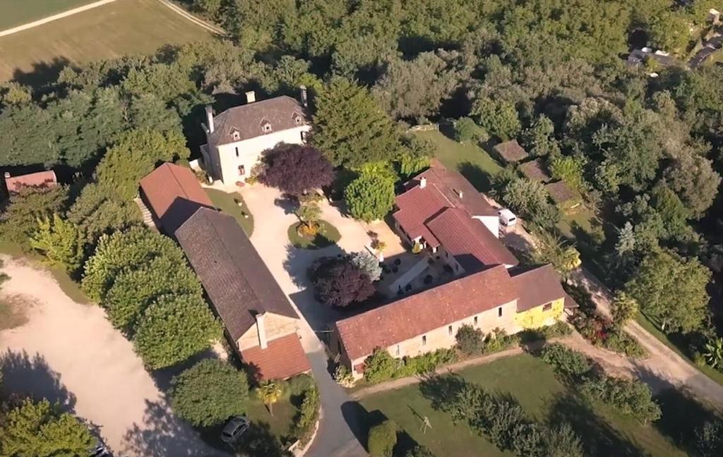 an aerial view of a house with a yard at Domaine de Malet in Vitrac