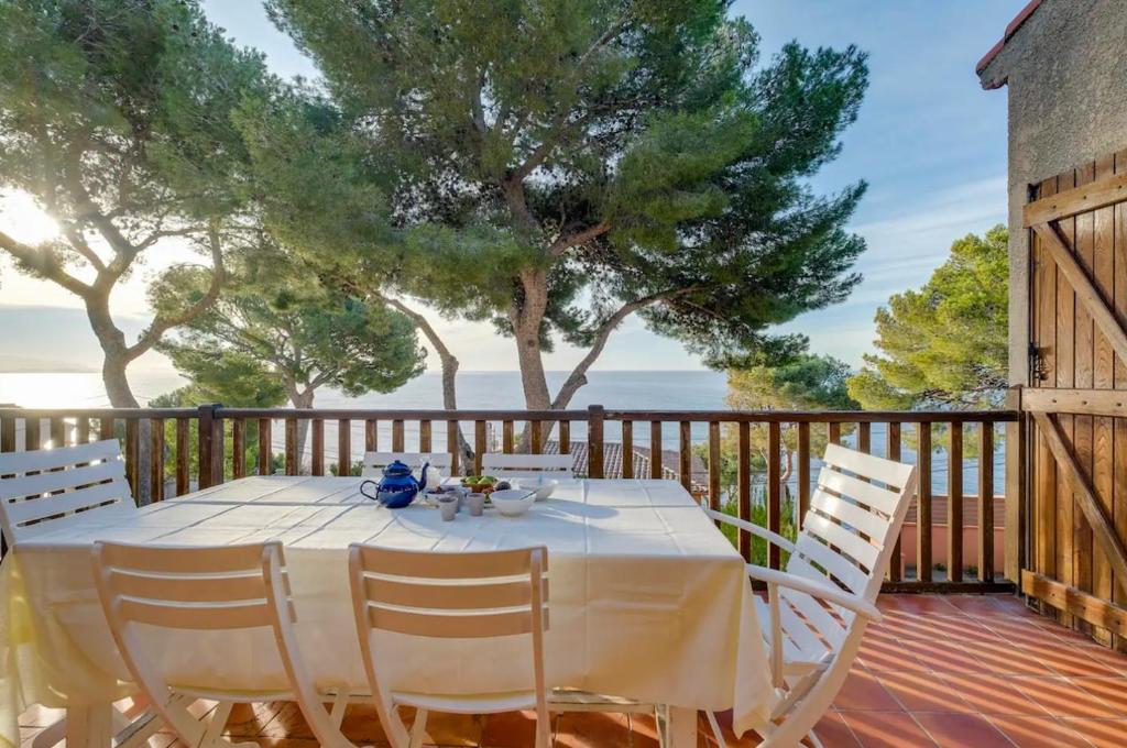 - une table sur une terrasse avec vue sur l'océan dans l'établissement Maison La Pinède authentique & familiale Vue Mer, à Ensuès-la-Redonne