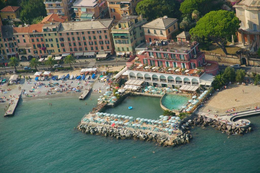 una vista aérea de una playa con un complejo en Hotel Helios, en Santa Margherita Ligure