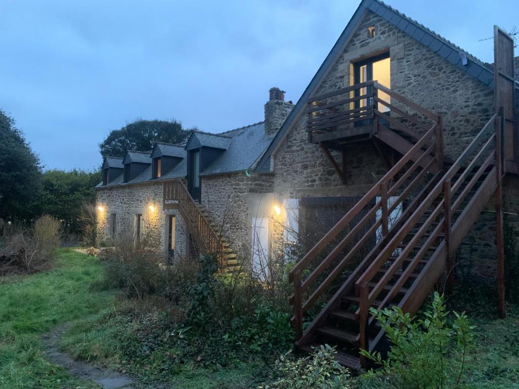 een stenen huis met een trap daarheen bij Charme St Malo in Saint-Malo