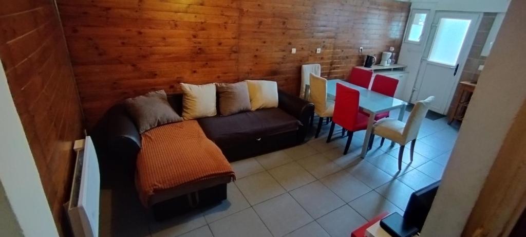 Cette chambre dispose d'un canapé, d'une table et d'une cuisine. dans l'établissement Montreuil en duplex, à Montreuil