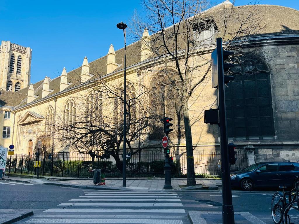 un bâtiment avec un passage en face d'une rue dans l'établissement Paris Arts et Métiers, à Paris