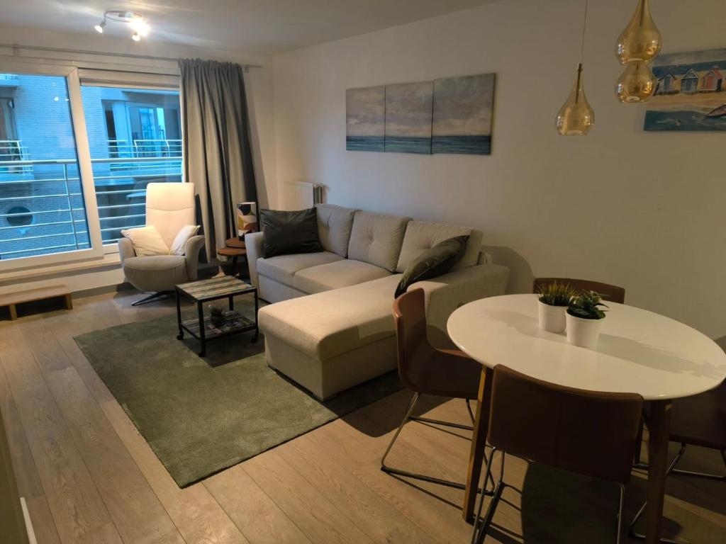 a living room with a couch and a table at Maison de la mer in Blankenberge