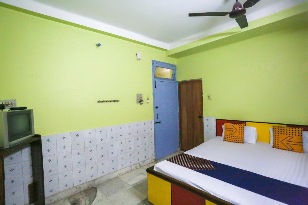 Postel nebo postele na pokoji v ubytování Hotel O Bideshini Hotel