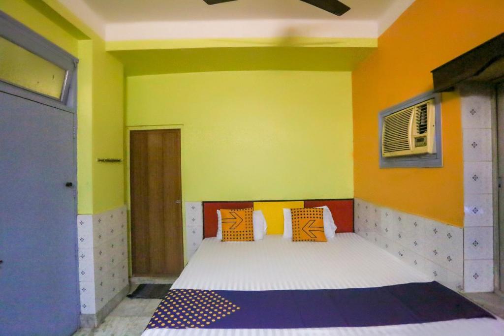 Postel nebo postele na pokoji v ubytování Hotel O Bideshini Hotel