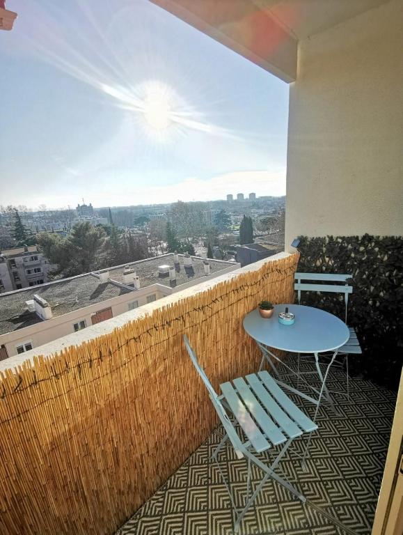 une table et des chaises sur un balcon avec vue dans l'établissement magnifique appartement