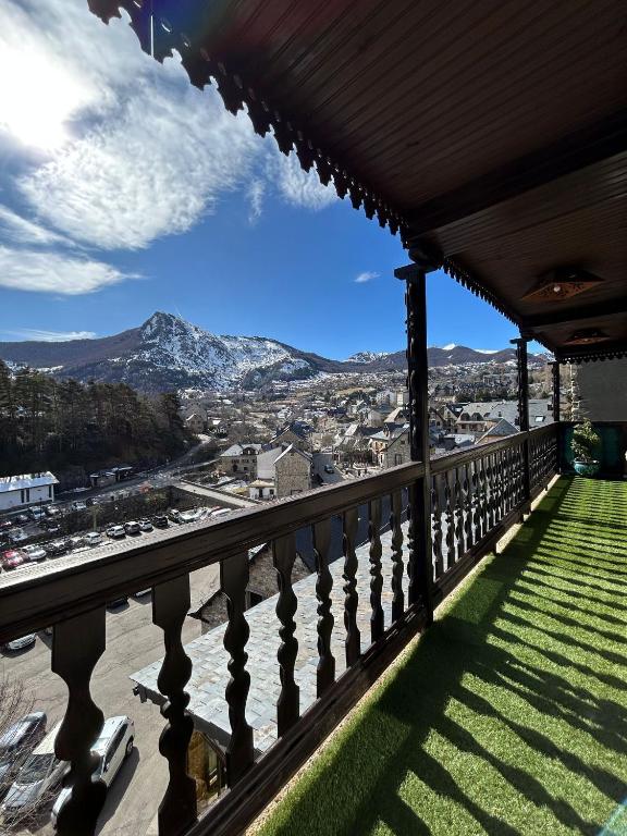 a balcony with a view of the mountains at El Balcón del Garmo in Sallent de Gállego