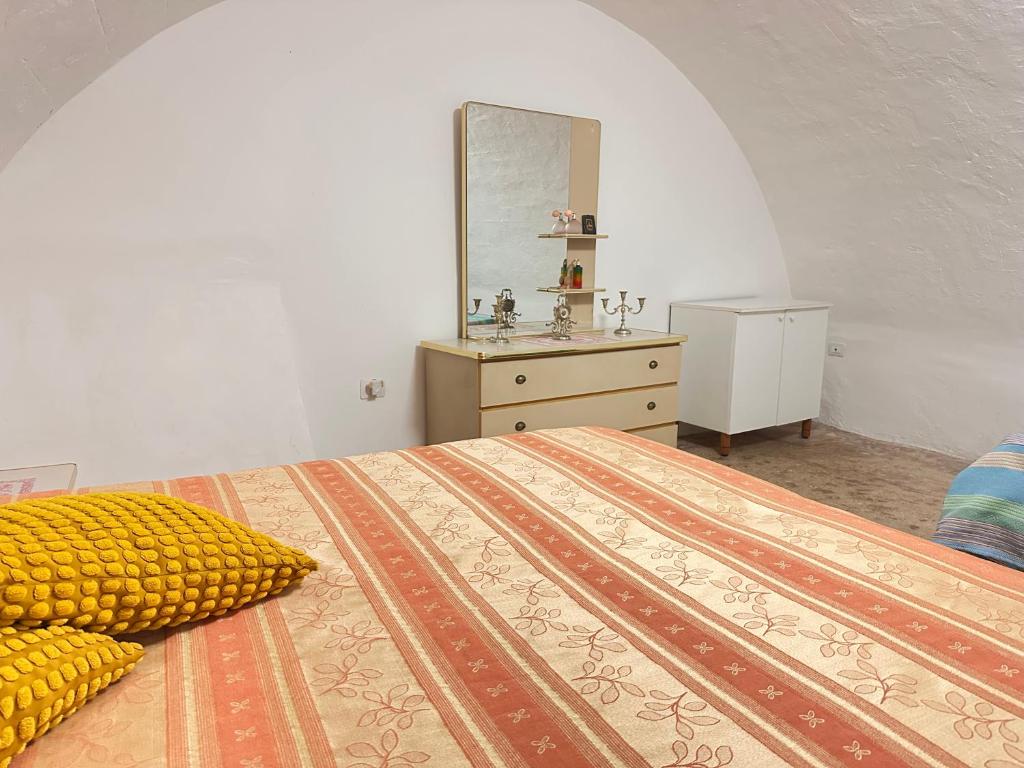 een slaapkamer met een bed met een spiegel en een wastafel bij Dimora Del Corallo in Gallipoli