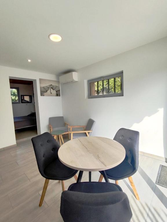 een eetkamer met een tafel en stoelen bij studio avec terrasse et parking privatif in Courthézon