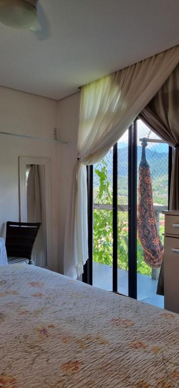 Ένα ή περισσότερα κρεβάτια σε δωμάτιο στο Suite Ilhabela - com varanda e vista panorâmica
