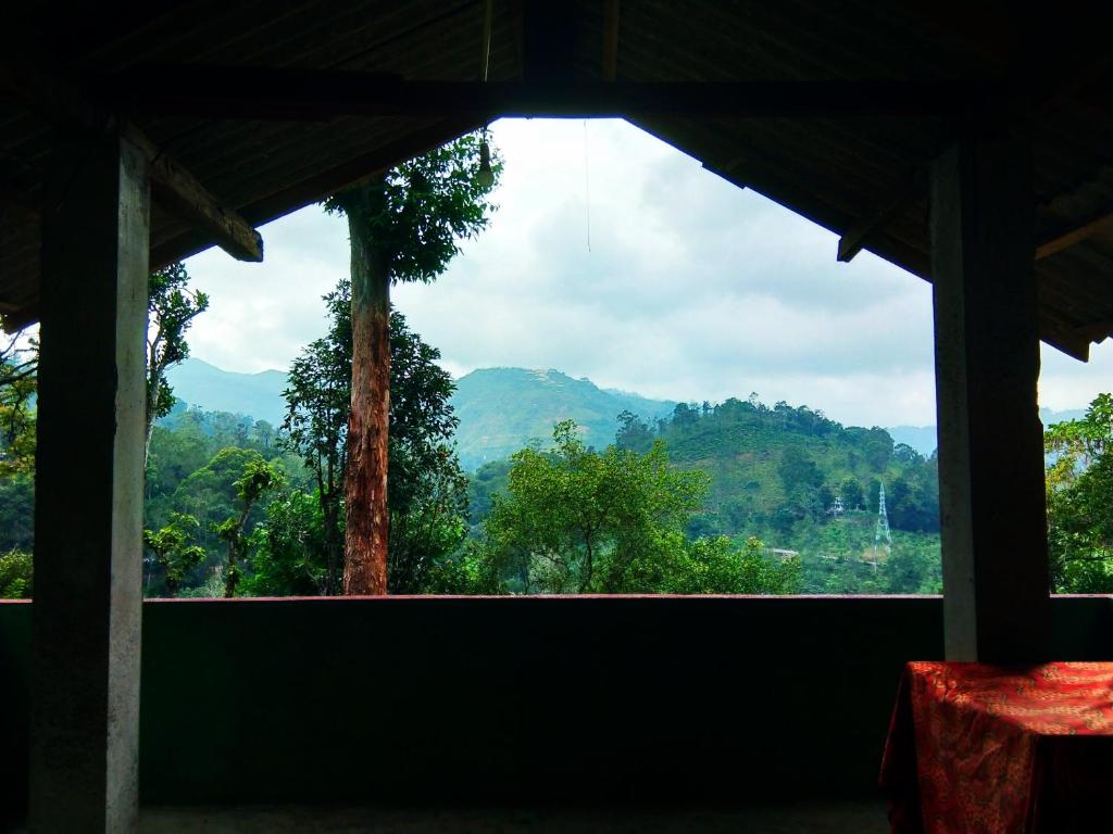 ein Fenster mit Bergblick von einem Haus in der Unterkunft Ella Hushwood in Ella