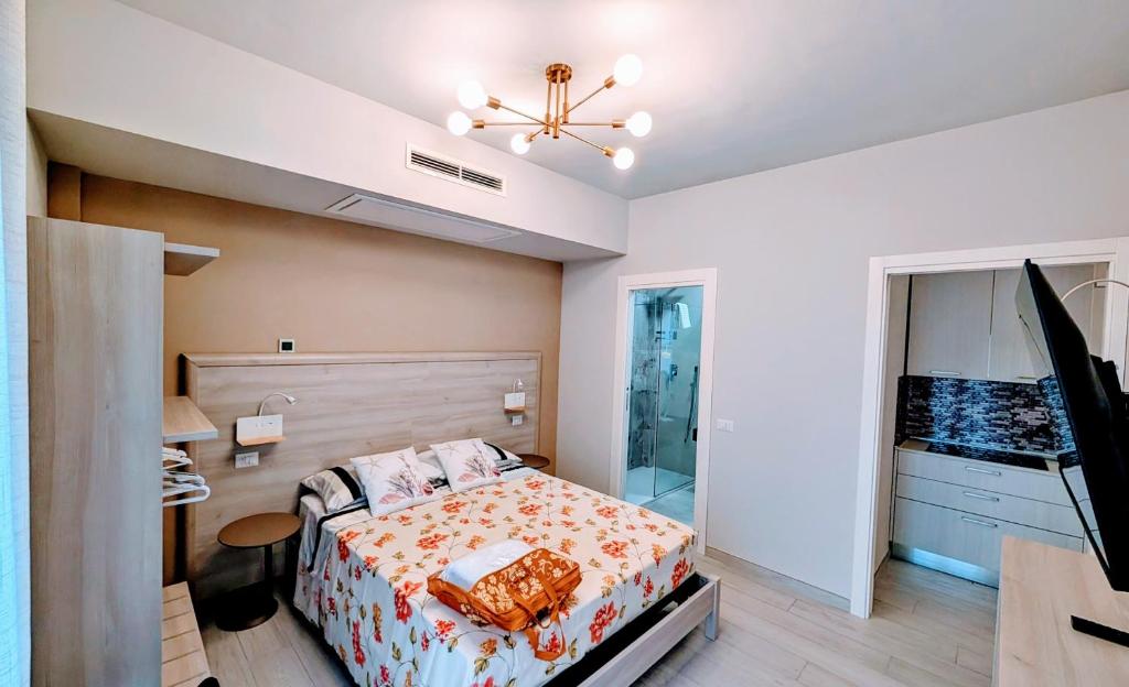 een kleine slaapkamer met een bed en een badkamer bij GS Apartments Tropea in Tropea