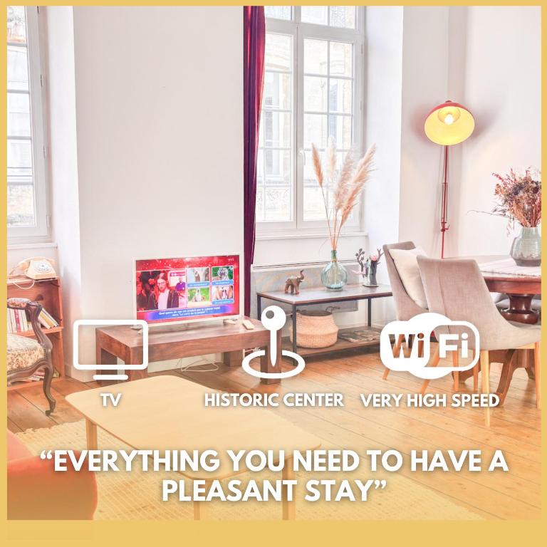 un salon avec une télévision et une table dans l'établissement Appartement XVIIIème centre historique, à Bordeaux