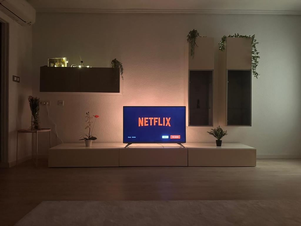 a television sitting on a table in a room at Cabanal Beach House - 10 min to ocean , FastWifi , SmartTV, AC in Valencia
