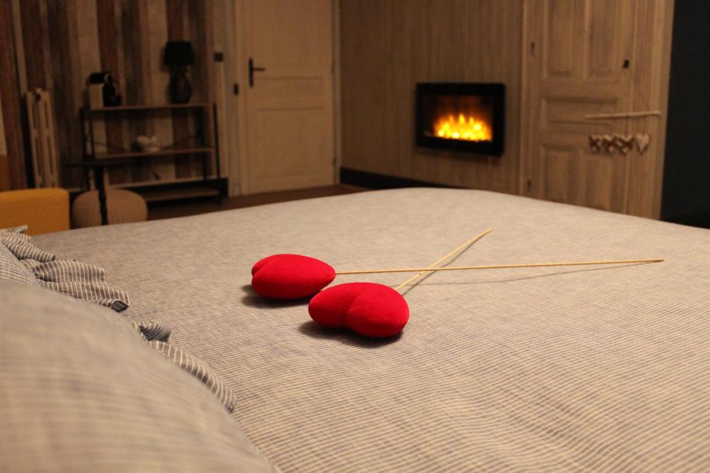 two red balls on top of a bed with sticks at O' Domaine des Folies in Grand-Fayt