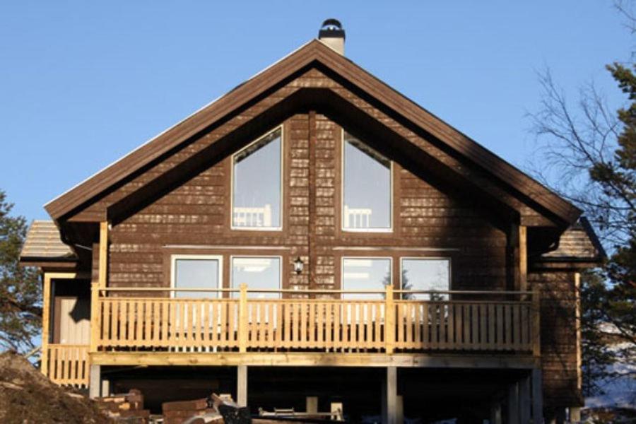 Casa con porche y balcón en Hovfjällstoppens Stugby, en Överbyn