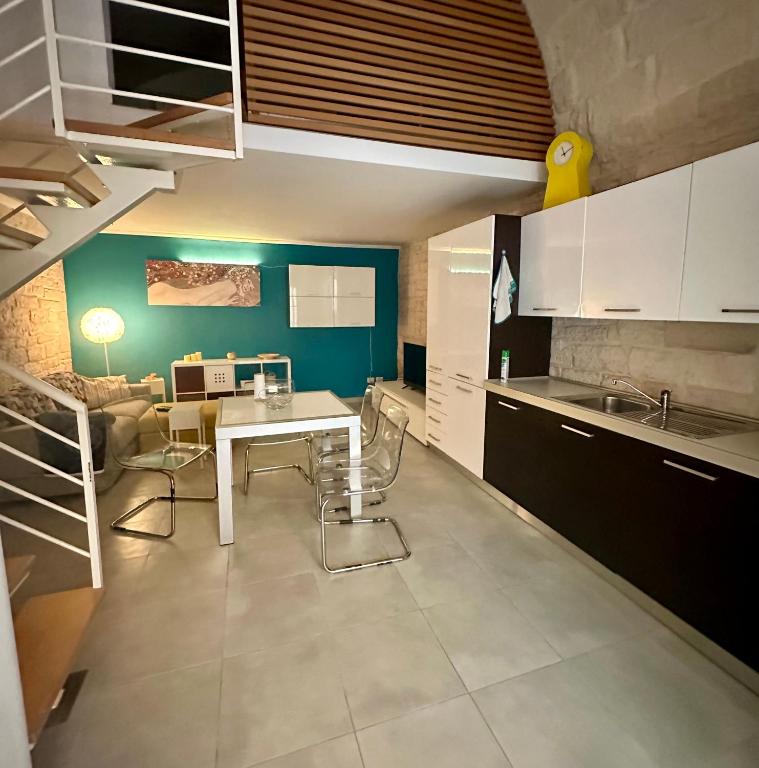 a kitchen with a table and chairs in a room at Nel cuore di Giovinazzo in Giovinazzo