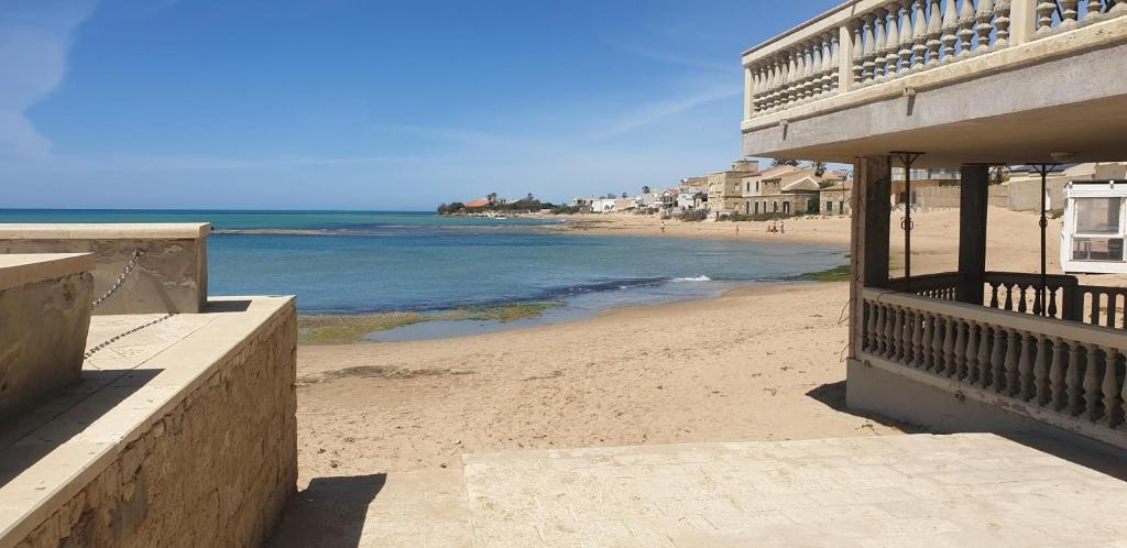 a view of the beach from the balcony of a house at EGLHOUSE Locazioni brevi in Santa Croce Camerina