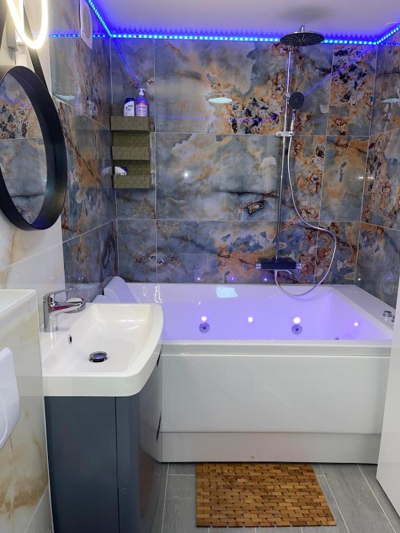 Photo de la galerie de l'établissement Studio with jacuzzi near Paris, à Pantin