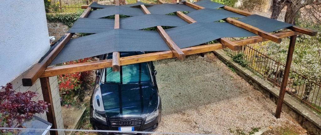 an overhead view of a car under a wooden bridge at La Spiga di Grano in Piancastagnaio
