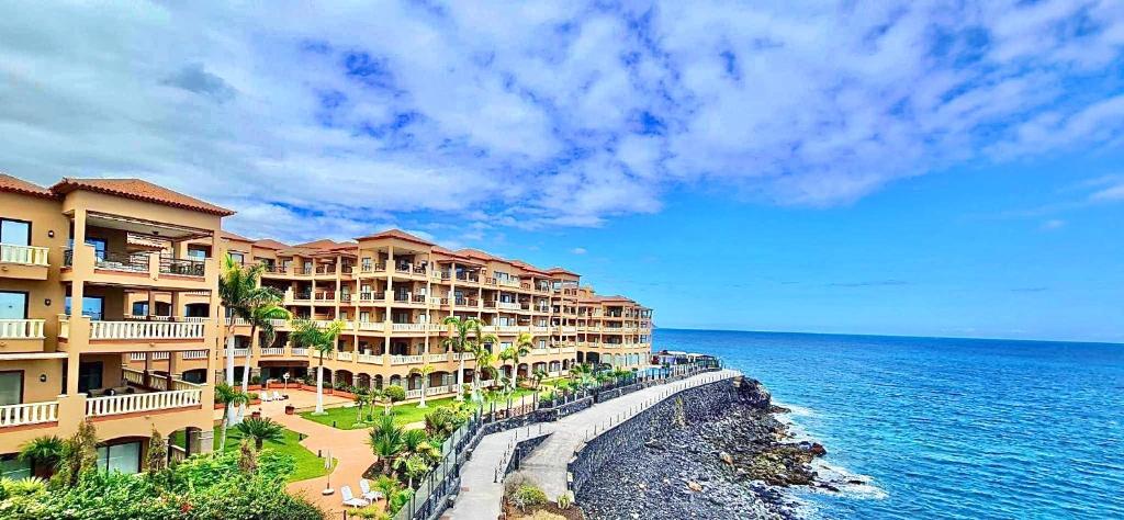 Blick auf ein Resort mit Meerblick in der Unterkunft El Nautico Apartment in San Miguel de Abona