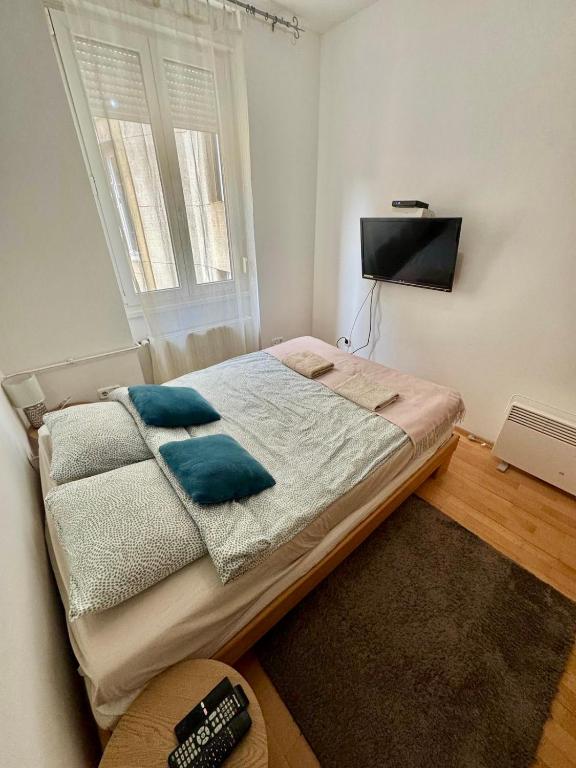 A bed or beds in a room at Liberty Bridge Zenta