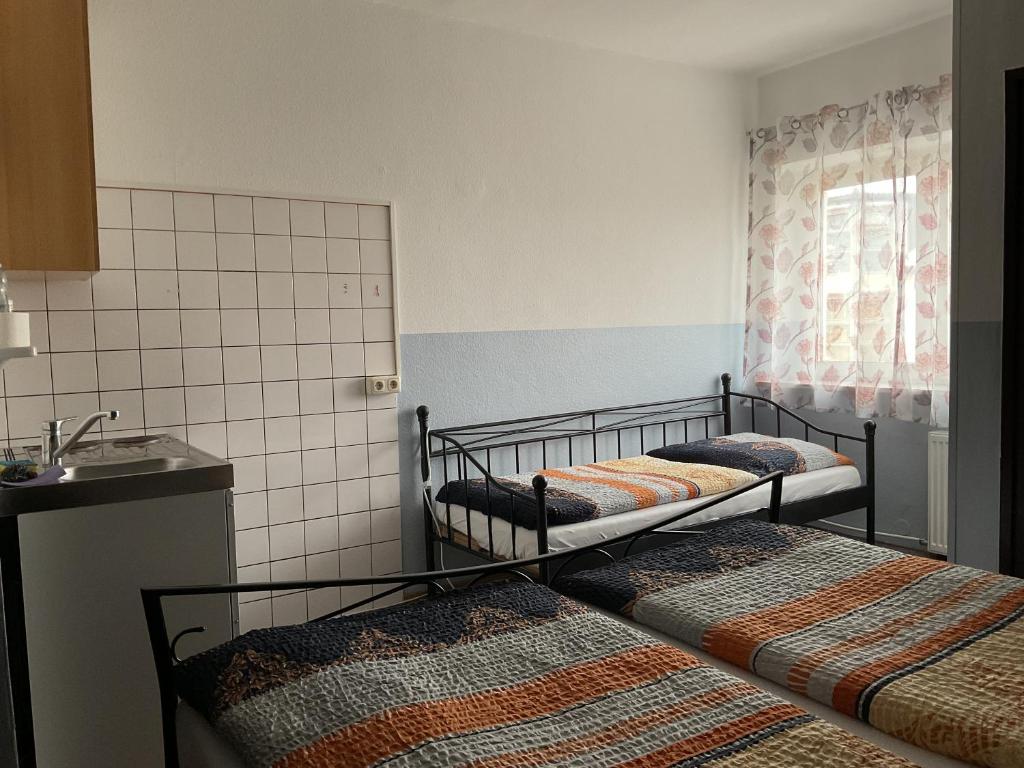 Postel nebo postele na pokoji v ubytování Pension&Hostel Anna - Monteurzimmer