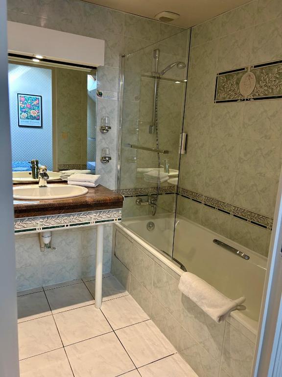 Koupelna v ubytování Cit'Hotel le Challonge