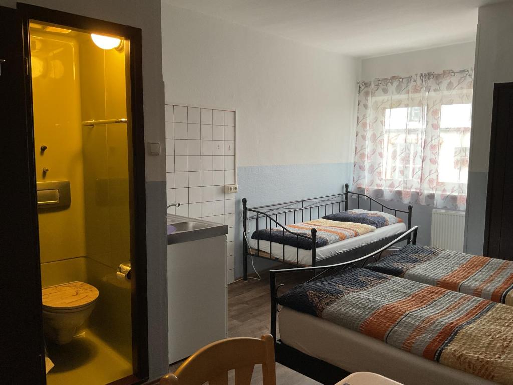 Postel nebo postele na pokoji v ubytování Pension&Hostel Anna - Monteurzimmer