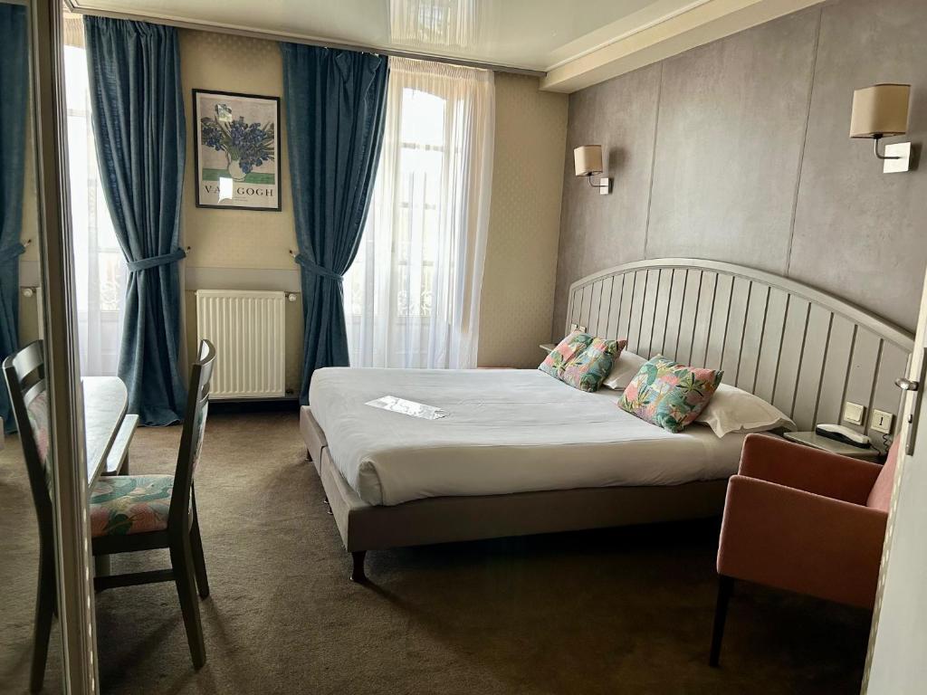 Postel nebo postele na pokoji v ubytování Cit'Hotel le Challonge