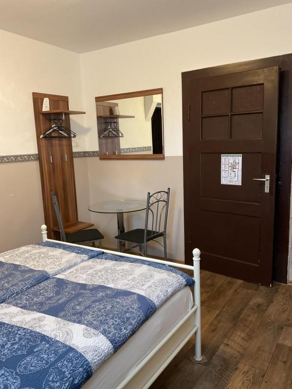 Postel nebo postele na pokoji v ubytování Pension&Hostel Anna - Monteurzimmer