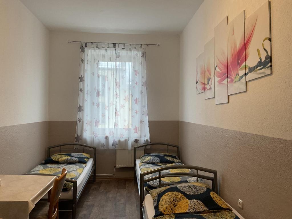 Postel nebo postele na pokoji v ubytování Pension&Hostel Anna - Monteurzimmer