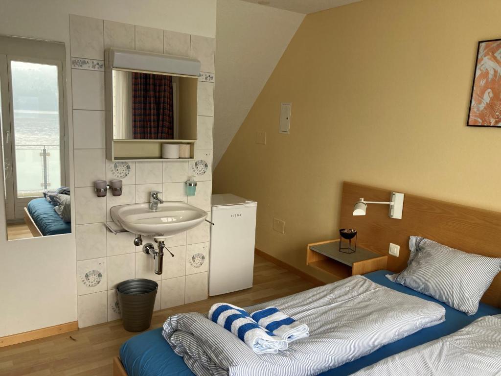 bagno con letto e lavandino in camera di Hotel Fähri Gersau a Gersau