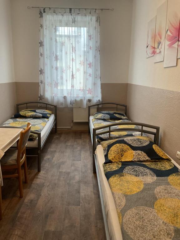 Postel nebo postele na pokoji v ubytování Pension&Hostel Anna - Monteurzimmer
