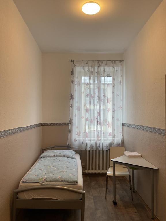 Postel nebo postele na pokoji v ubytování Pension&Hostel Anna - Monteurzimmer