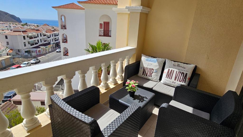 Гостиная зона в Los Cristianos Heated Pool Sea View AC