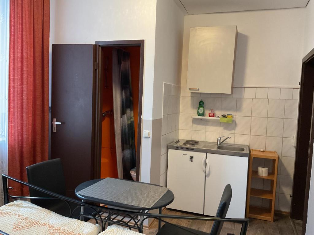 Kuchyň nebo kuchyňský kout v ubytování Pension&Hostel Anna - Monteurzimmer